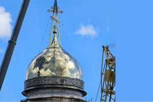 Освящение креста и подъем центрального купола Храма