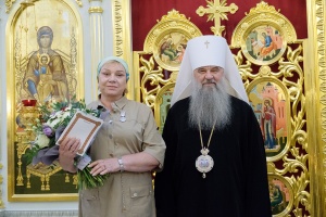 Благотворительница Галина Заренкова была награждена серебряной медалью апостола Петра.