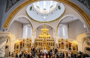 Божественная литургия в храме Воздвижения Креста Господня на Каменке.