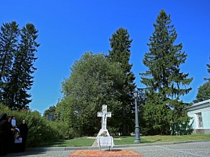 Поклонный крест на территории подворья Иоанновского ставропигиального женского монастыря в Вартемягах, Ленинградская область