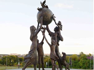 В Орше открыли скульптурную композицию «Семья – залог мира»
