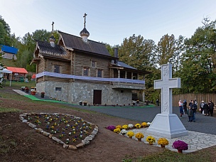 Поклонный крест, установленный на территории монастыря святых царственных мучеников, село Бачевцы, Сербия